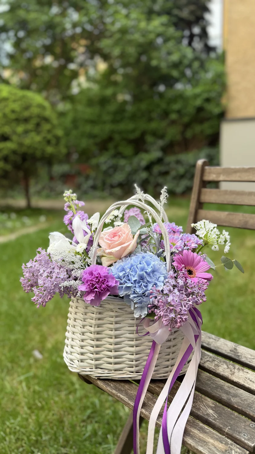 Kvetinový košík s fialovými a ružovými kvetmi — Flowermat