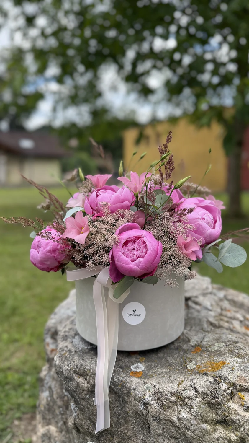 Pivonky v sivom kvetinovom boxe — Flowermat