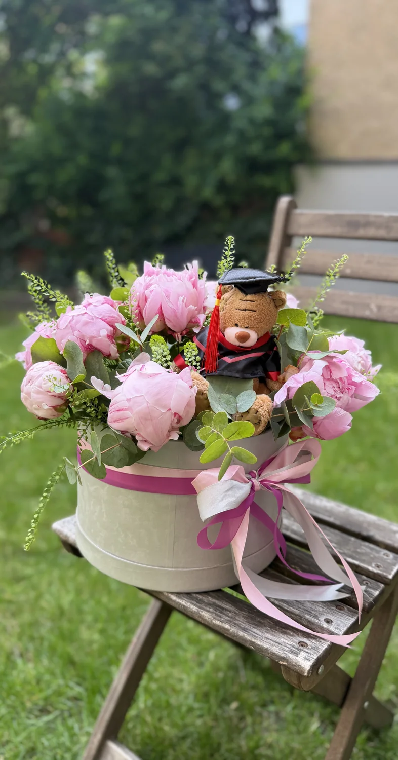 Pivonkový box s promočným medvedíkom — Flowermat
