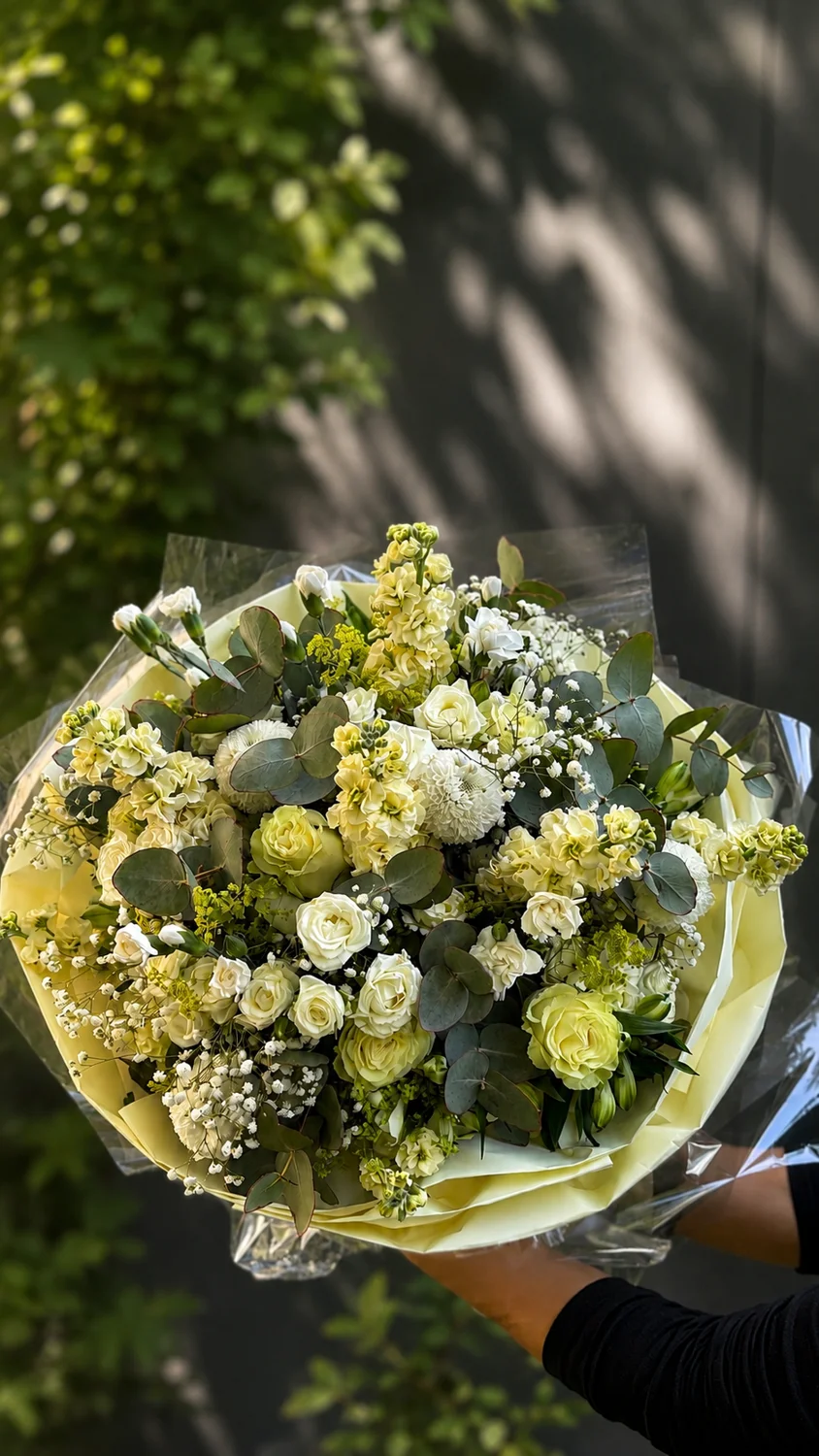 Žltá a biela kytica s eukalyptom — Flowermat