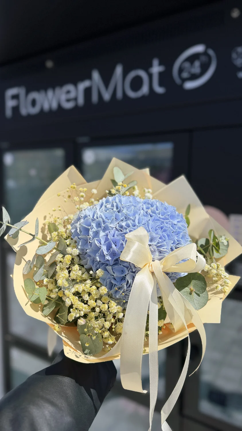 Modrá hortenzia v jemnej žltej kytici — Flowermat