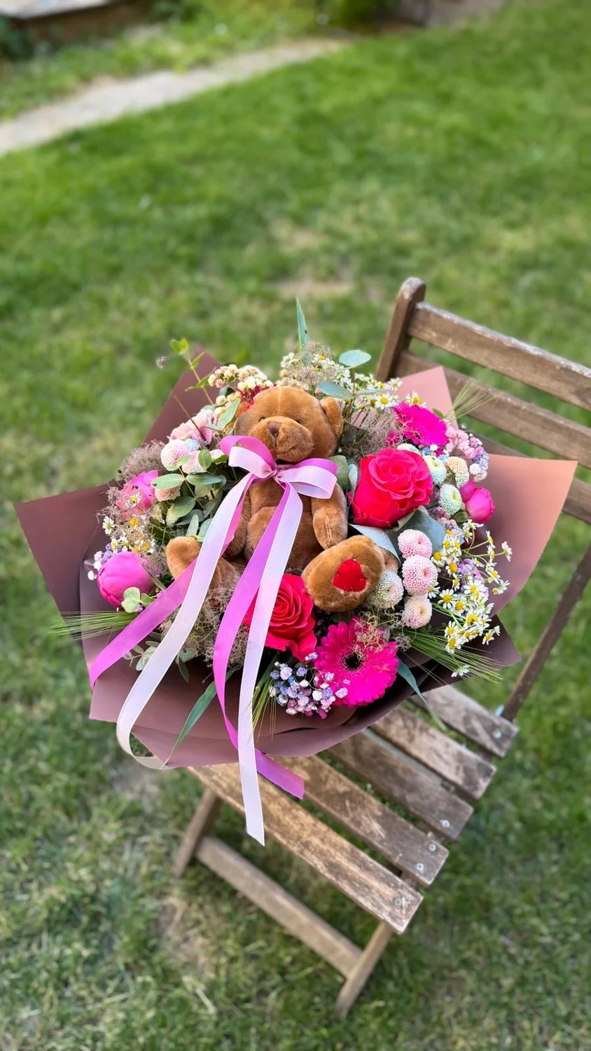 Pestrá kytica s ružovými stuhami — Flowermat