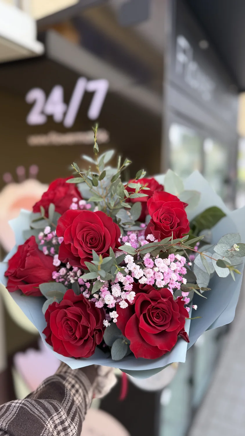 Červené ruže s drobnými ružovými kvetmi — Flowermat