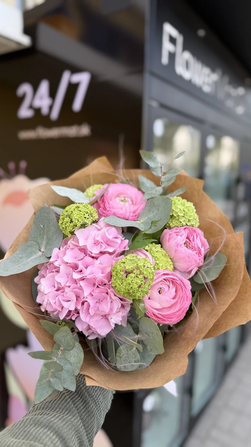 Hortenzie a ruže v pastelových farbách — Flowermat